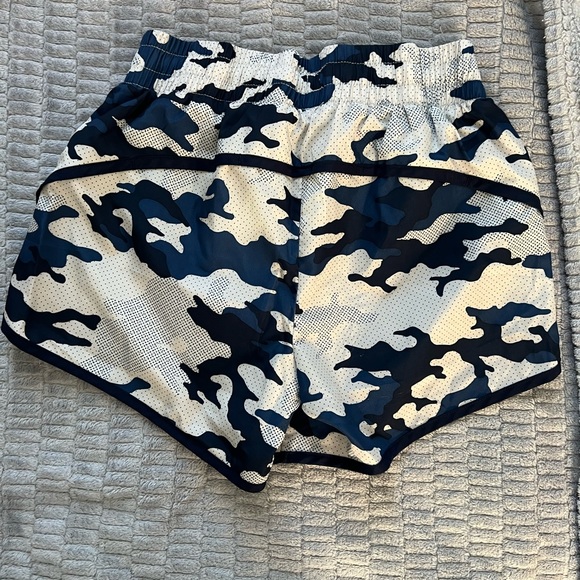 athletic shorts - Picture 5 of 7